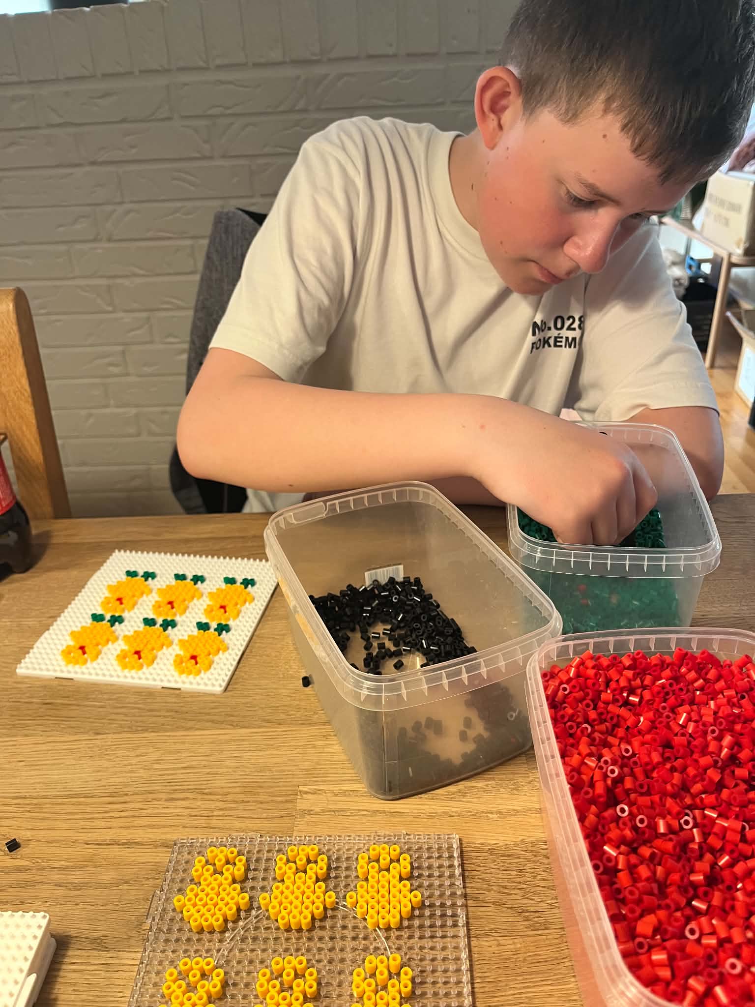 Jens lægger perler på en plade